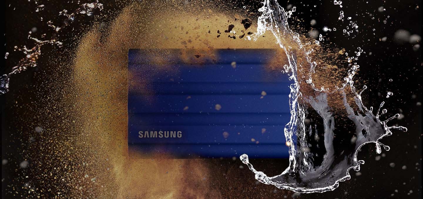 검정색 배경에 제품의 정면 이미지가 중간에 배치하여 있고 이미지 오른쪽 부분은 물이 튀기는 이미지와 왼쪽 부분은 모래가 뿌려지는 이미지 입니다.