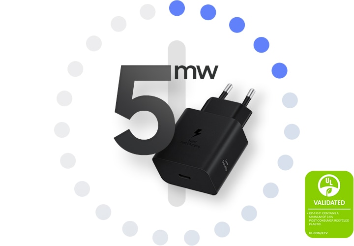 검정색 45 W PD 충전기가 '5 mW'라는 텍스트와 함께 표시되고 포트가 위를 향해 있습니다.