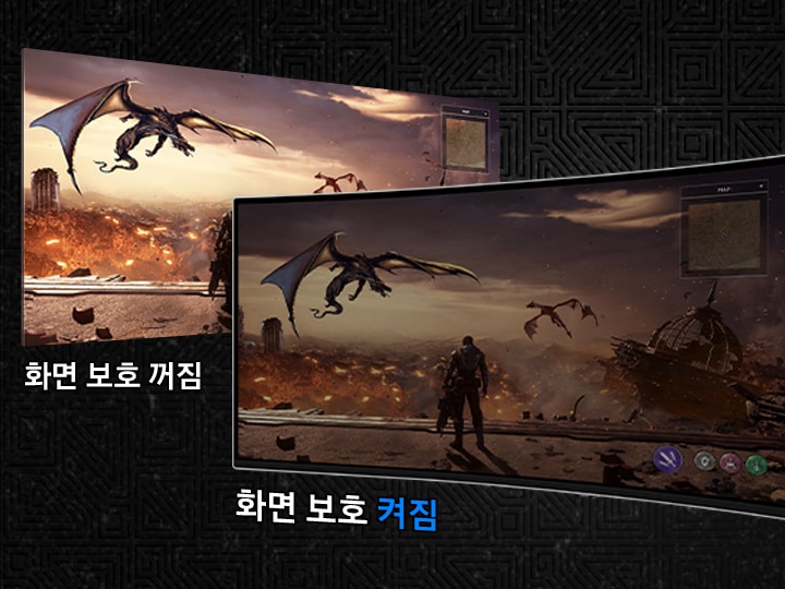 게임의 화면이 보여지는 모니터 두대가 겹쳐져 보이며, 좌측에 밝은 화면의 모니터가 보여지고 그아래 화면 보호 꺼짐 문구가 보여집니다. 우측에 동일한 모습의 모니터가 보여지고 아래에 화면 보호 켜짐이 보여집니다.