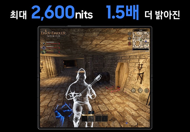 갤럭시 Z폴드 스페셜 에디션의 메인 디스플레이로 게임이 플레이되고 있으며, 제품 위로 최대 2,600nits 1.5배 밝아진 강력한 밝기의 수치를 표기하고 있습니다.