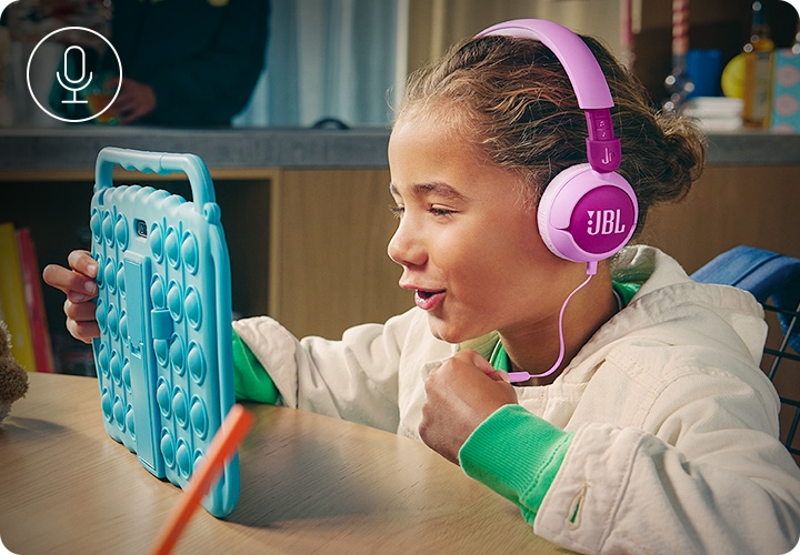 여자아이가 제품을 착용한 상태로 태블릿 PC를 바라보며 이야기 중입니다.