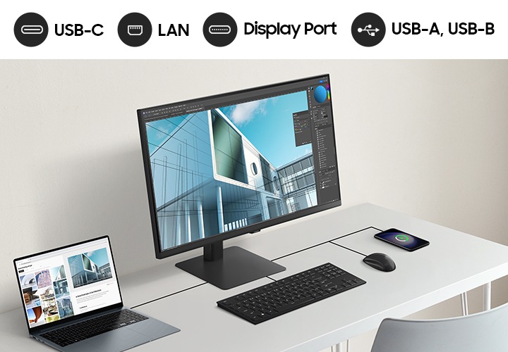 데스크에 노트북PC, 모니터, 스마트폰, 키보드, 마우스가 놓여져 있고 포토샵을 이용해 작업중인 모습을 보여주고 있습니다.