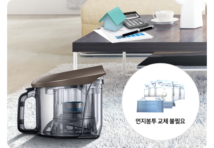 이미지 왼쪽 상단부분에는 동그란 흰색 원안에 먼지봉투 이미지와 필요 없다는 것을 알려주는 아이콘 표시와 함께 보이고 있고 이미지 오른쪽 하단 부분에는 연한 회색 색상의 카펫트 위에 먼지통이 놓여있는 이미지가 보이고 있습니다.