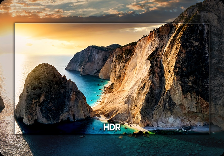 바다와 산이 보이며 중간에는 HDR 화질이 적용된 TV가 있습니다.