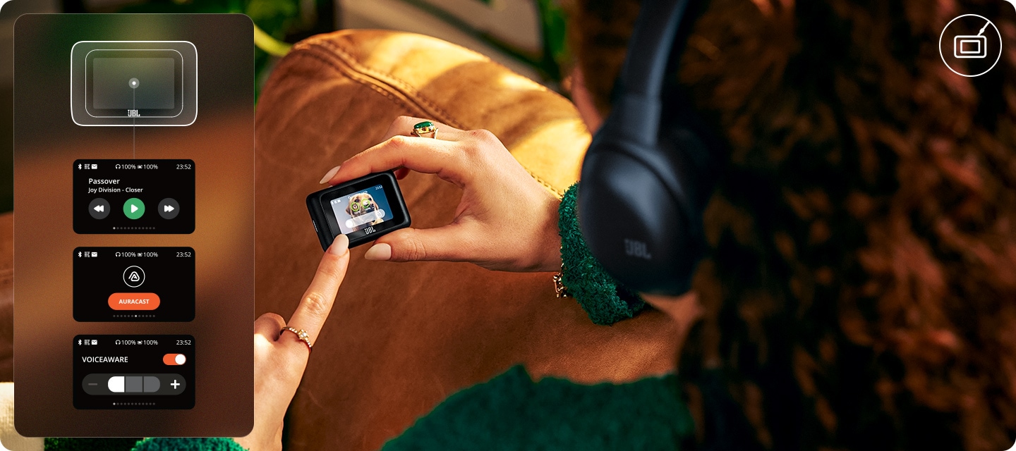 헤드폰을 착용한 여성이 소파에 앉아 트랜스미터를 보고 있습니다. 왼쪽에는 트랜스미터로 제어가능한 화면이 보입니다.