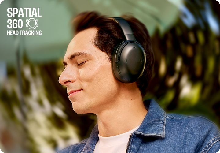 남성이 헤드폰을 착용한 상태로 눈을 감고 있으며, 남성 얼굴 주변으로는 음향효과가 보입니다.