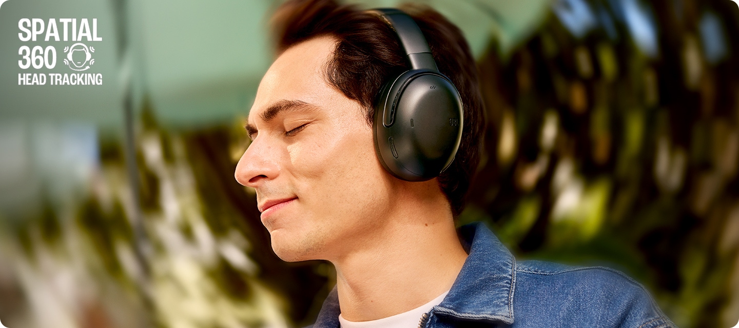 남성이 헤드폰을 착용한 상태로 눈을 감고 있으며, 남성 얼굴 주변으로는 음향효과가 보입니다.