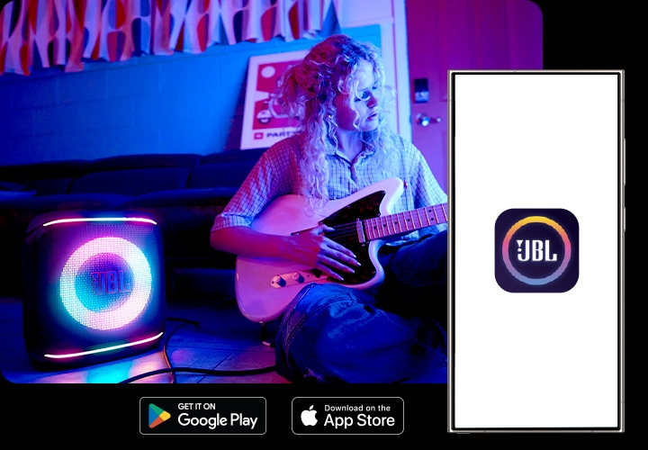 바닥에 앉은 여성이 스피커에 기타를 연결하여 연주를 하고 있습니다. 이미지 하단에는 Google Play와 App Store 아이콘이 있습니다. 그 옆에는 휴대폰이 있으며 화면에는 JBL PartyBox 앱 아이콘이 보입니다.