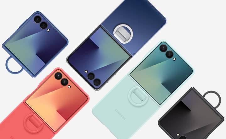 5대의 갤럭시 Z 플립7이 나란히 놓여 있습니다. 4대는 블루, 민트, 레드, 블랙 색상의 실리콘 케이스가 장착되어 있습니다. 나머지 1대는 클리어 케이스가 장착되어 있습니다. 2대의 갤럭시 Z 플립7은 접혀 있고, 나머지 3대는 펼쳐진 모습입니다.