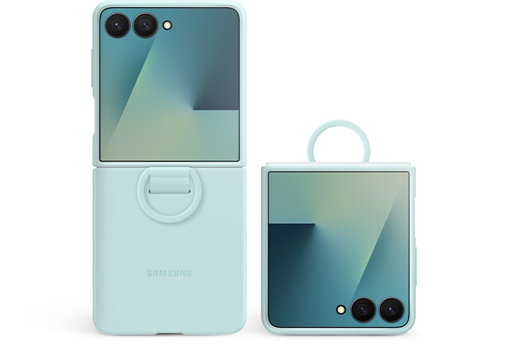 2대의 갤럭시 Z 플립7가 플렉스윈도우를 켠 상태로 정면을 향해 놓여 있습니다. 하나는 펼친 상태이고, 다른 하나는 접혀 있습니다. 민트 색상의 실리콘 케이스가 장착되어 있고 힌지 근처에 휴대가 편리한 링이 있습니다.
