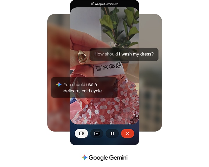Google Gemini Live가 활성화되어 있습니다. 사용자가 드레스 세탁과 관련된 조언을 구하고 있습니다. 카메라를 통해 화면에는 케어 라벨이 표시되고, 세탁을 상징하는 아이콘이 강조됩니다.