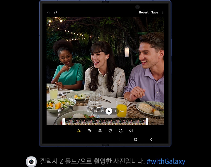 갤럭시 Z 폴드7을 펼쳐 대화면으로 영상을 촬영하고 편집하는 모습입니다.