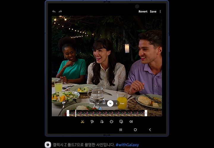 갤럭시 Z 폴드7을 펼쳐 대화면으로 영상을 촬영하고 편집하는 모습입니다.