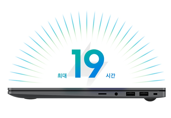 열려있는 갤럭시 북의 화면으로 동일한 사람이 화상 통화에 참여하고 있는 모습이 양쪽으로 보여지고 있습니다. 왼쪽은 갤럭시 북4 프로라고 표시되어 있으며 화면 이미지가 어둡습니다. 오른쪽은 갤럭시 북5 프로라고 표시되어 있으며 Staggered HDR 덕분에 화면 이미지가 밝고 선명합니다.