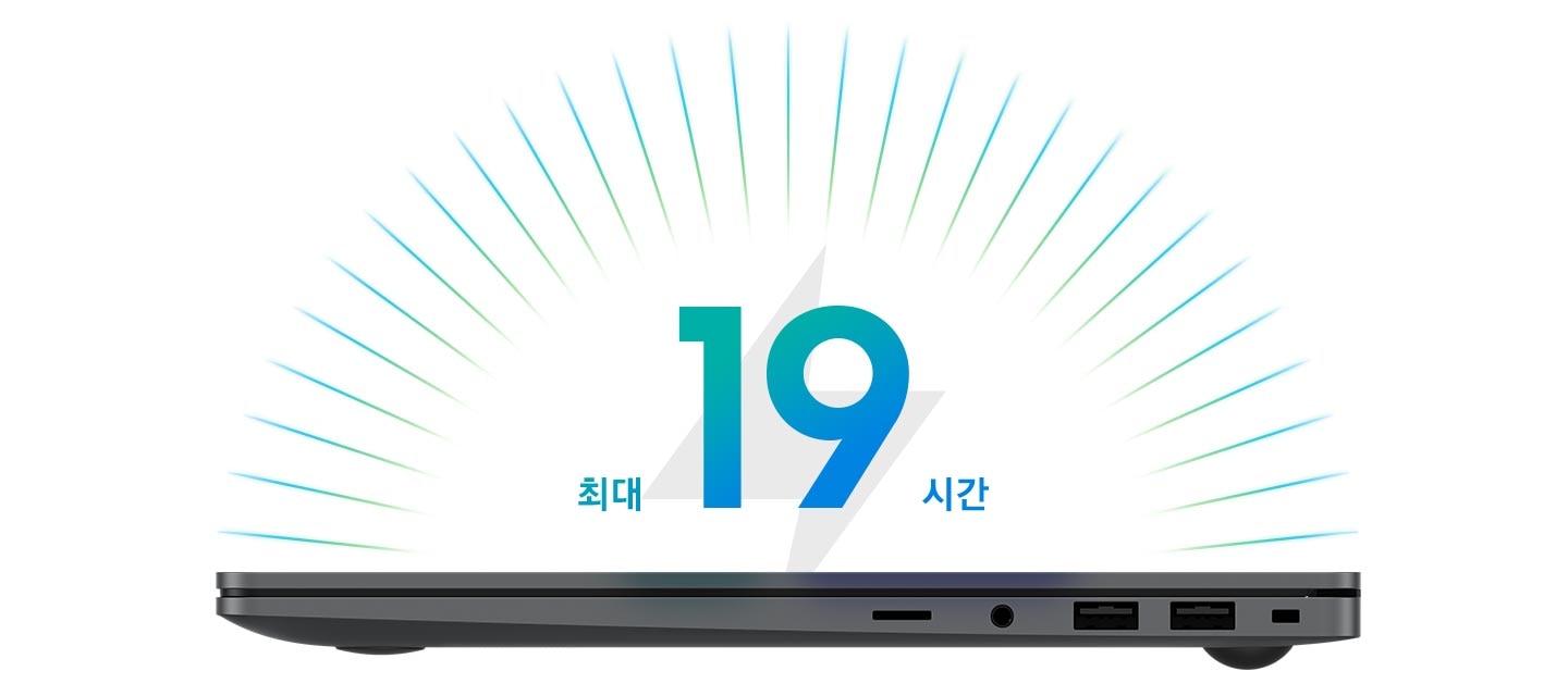 열려있는 갤럭시 북의 화면으로 동일한 사람이 화상 통화에 참여하고 있는 모습이 양쪽으로 보여지고 있습니다. 왼쪽은 갤럭시 북4 프로라고 표시되어 있으며 화면 이미지가 어둡습니다. 오른쪽은 갤럭시 북5 프로라고 표시되어 있으며 Staggered HDR 덕분에 화면 이미지가 밝고 선명합니다.