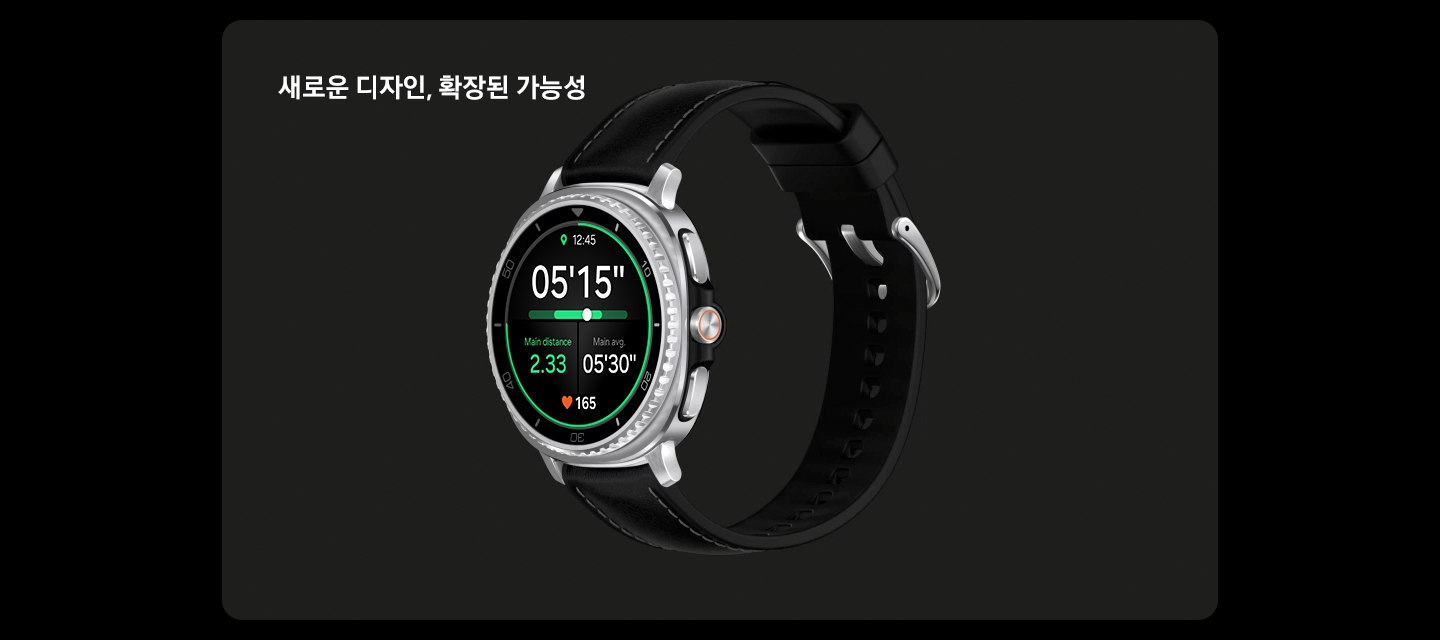 갤럭시 워치8 클래식이 클로즈업 되면 회전 베젤이 돌고 있습니다. 퀵 버튼에 초점을 둔 갤럭시 워치8 클래식의 측면이 나타납니다. 버튼을 클릭하면 운동 트래킹 기능이 화면에 표시됩니다.