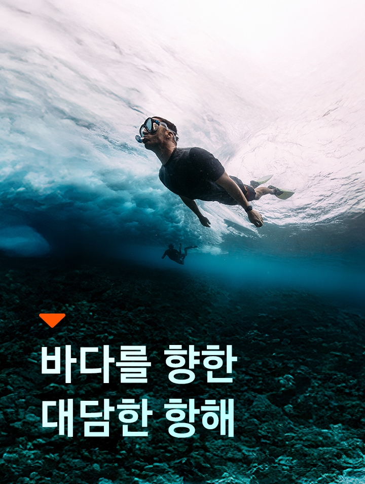 수영복을 입은 남성이 손목에 갤럭시 워치 울트라를 착용하고 바다에서 수영하고 있습니다.