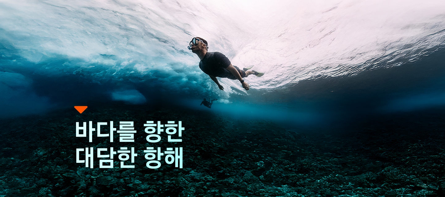 수영복을 입은 남성이 손목에 갤럭시 워치 울트라를 착용하고 바다에서 수영하고 있습니다.