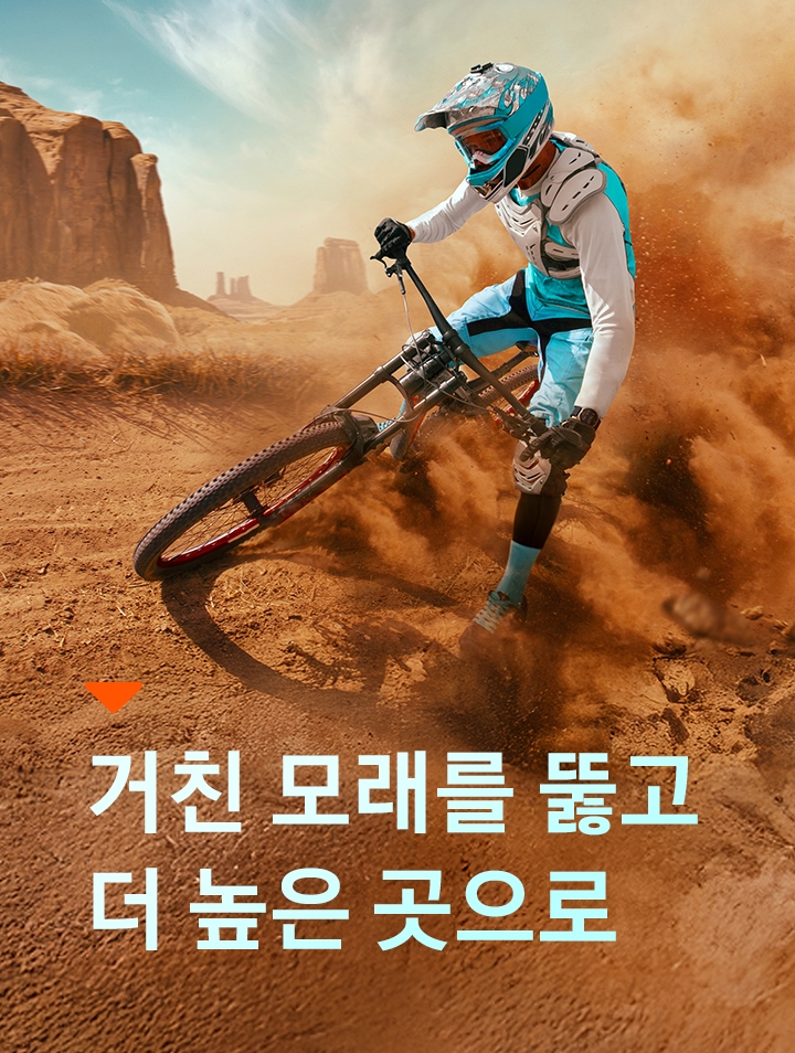 갤럭시 워치 울트라를 손목에 착용한 사람이 사막에서 자전거를 타고 있습니다.