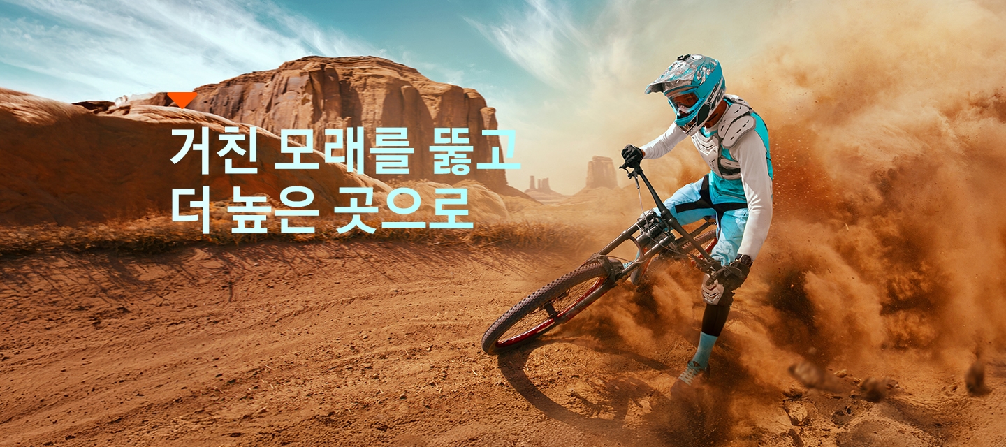 갤럭시 워치 울트라를 손목에 착용한 사람이 사막에서 자전거를 타고 있습니다.