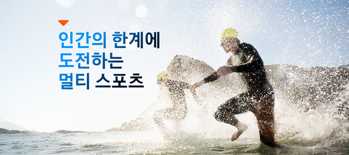수영복을 입은 두 사람이 물 속에 뛰어들고 있습니다. 앞 사람은 손목에 갤럭시 워치 울트라를 착용하고 있습니다.
