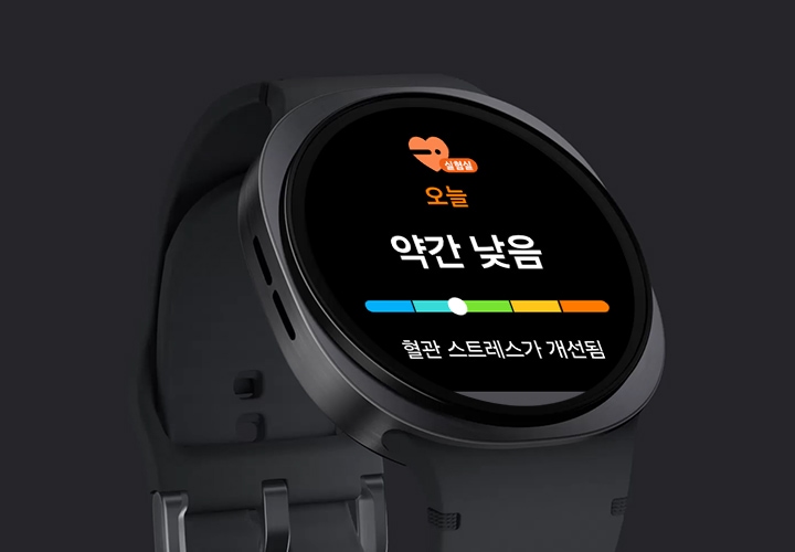 갤럭시 워치8의 후면 센서가 혈관 스트레스를 측정합니다. 그 다음 갤럭시 워치8의 화면에 '오늘'과 '변화 없음'이라는 텍스트와 함께 눈금이 표시됩니다. 하단에는 혈관 스트레스가 일정하다는 메시지가 있습니다.