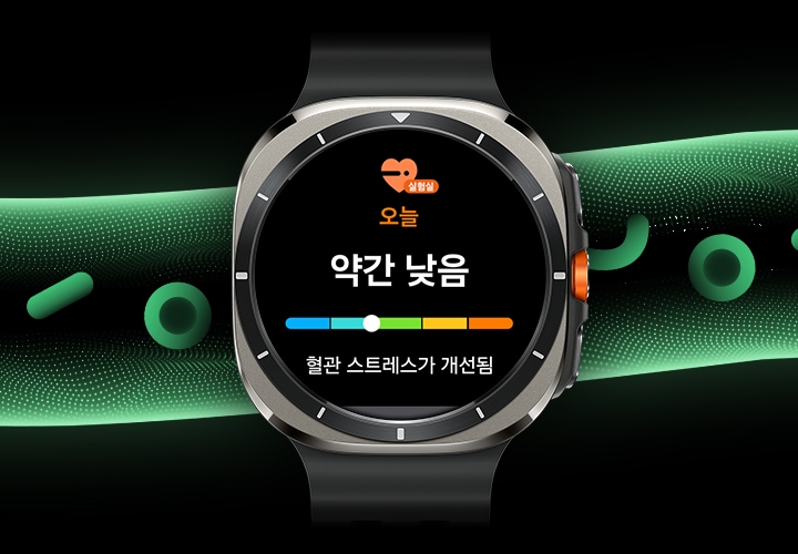 갤럭시 워치 울트라의 센서를 사용하여 혈관 스트레스를 측정하는 과정을 설명합니다. 심장이 펌핑했다 줄어드는 모습이 클로즈업됩니다. 장면이 전환되고, 혈관 내부에 적혈구가 흐릅니다. 중앙에는 갤럭시 워치 울트라가 있고, 화면에는 혈관 스트레스가 표시됩니다. 화면 상단에는 실험실 아이콘이 나타나고, '오늘', '변화 없음' 텍스트와 함께 정상적인 혈관 부하를 의미하는 막대 그래프와 텍스트가 나타납니다.