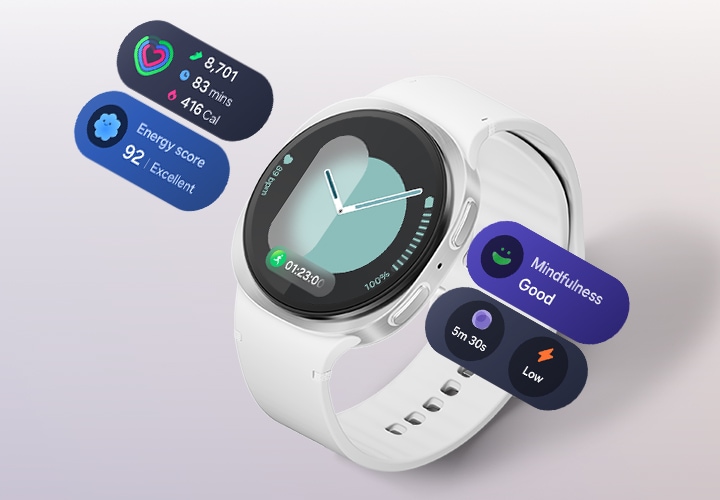 여러 개의 갤럭시 워치8가 놓여 있고, 각각 One UI 8의 다양한 화면이 표시되어 있습니다. Now바, 러닝, 날씨, 운동 트래킹 등이 포함됩니다.