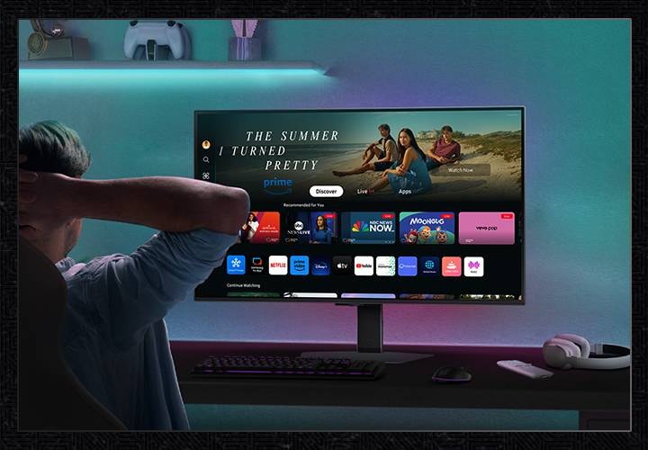 AI 스마트 TV 앱을 사용하여 모니터앞에서 OTT를 검색중인 남성의 이미지를 보여주고 있습니다.