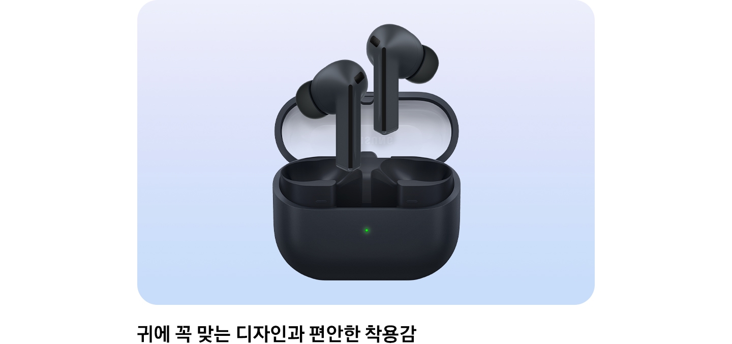 열려 있는 블랙 색상의 갤럭시 버즈3 FE 케이스 위로 한 쌍의 이어버드가 공중에 떠 있는 모습입니다.
