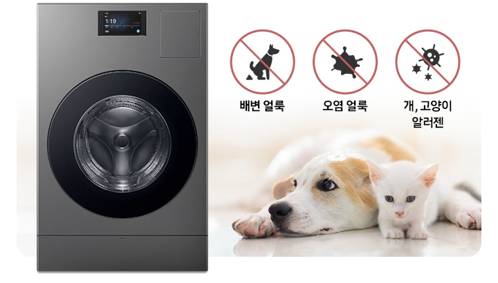 펫케이를 보여주는 이미지입니다, 이미지 왼쪽에는 콤보 제품 이미지 있고 오른쪽 상단에는 배변 얼룩 아이콘과 문구, 오염 얼룩 아이콘과 문구, 개, 고양이 알러젠 아이콘와 문구 있습니다. 아이콘과 문구 바로 아래에는 귀여운 강아지와 고양이가 사이좋게 누워있습니다.