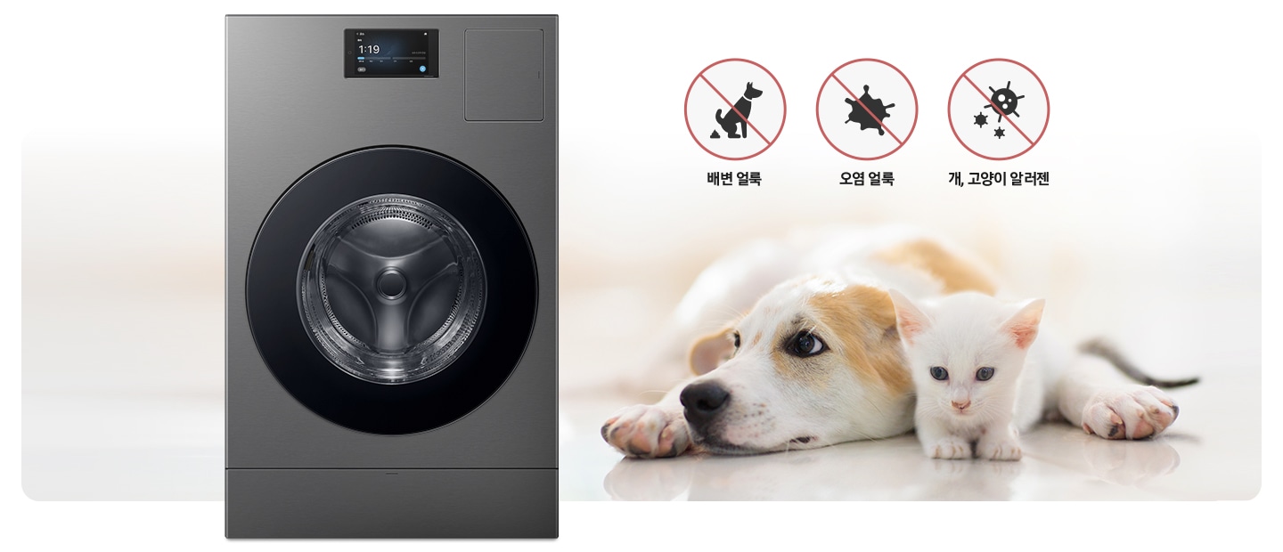 펫케이를 보여주는 이미지입니다, 이미지 왼쪽에는 콤보 제품 이미지 있고 오른쪽 상단에는 배변 얼룩 아이콘과 문구, 오염 얼룩 아이콘과 문구, 개, 고양이 알러젠 아이콘와 문구 있습니다. 아이콘과 문구 바로 아래에는 귀여운 강아지와 고양이가 사이좋게 누워있습니다.