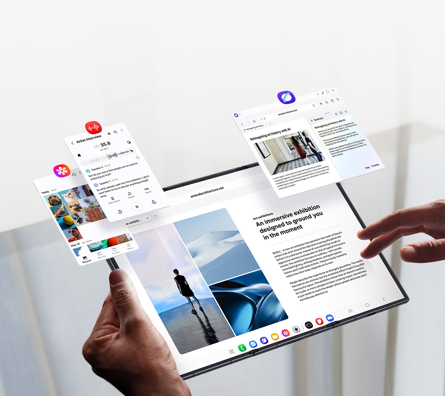 한 손으로 펼쳐진 갤럭시 Z 트라이폴드를 들고 있으며 메인 디스플레이에는 기사가 표시되어 있습니다. 기기 양옆으로는 갤러리, 텍스트 변환 어시스트, 브라우징 어시스트가 활성화되어 있습니다.