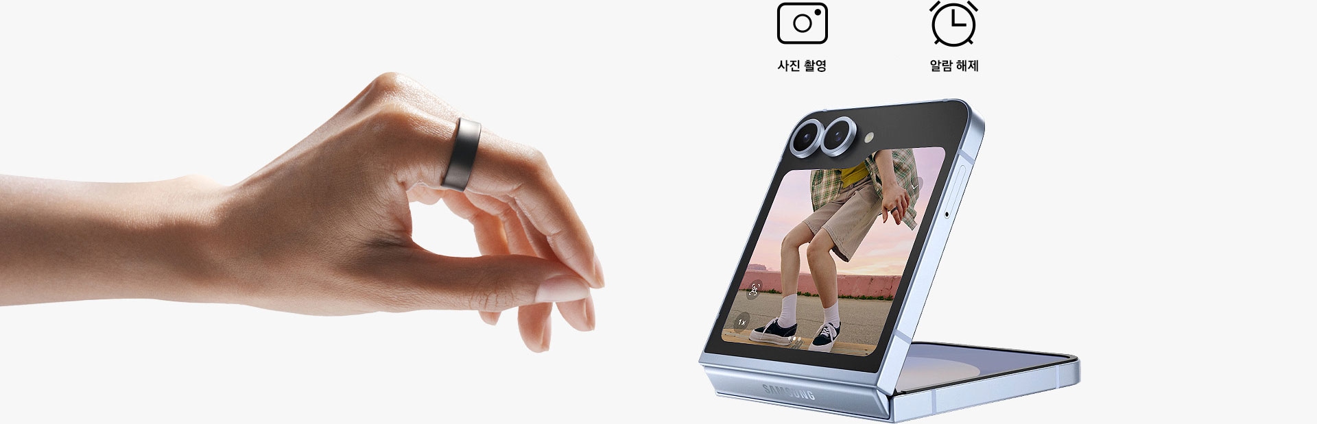 갤럭시 링을 착용한 손이 있고 손을 오므려서 모은 동작을 하고 있습니다. 카메라가 열린 갤럭시 Z 폴드6가 접혀져 있습니다. 스마트폰 위에 2개의 아이콘이 있고 각각 사진 촬영과 알람 해제입니다.