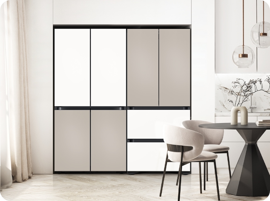 베이지톤 주방 인테리어컷에 냉장고 상칸 에센셜 화이트+하칸 에센셜 베이지 조합 4도어와 김치플러스 상칸 에센셜 베이지+중하칸 에센셜 화이트 조합 4도어가 설치되어 있습니다. 냉장고장 앞에는 짙은 우드톤 테이블과 의자가 나와있습니다.