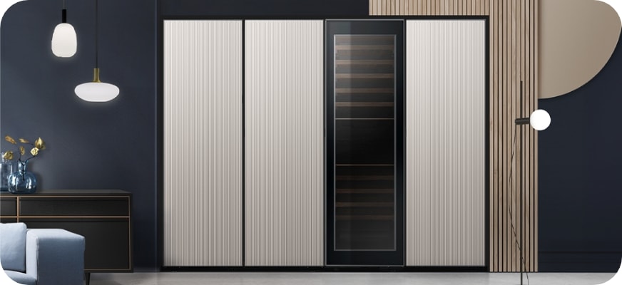 타임리스 그레이지 패널이 부착된 Infinite Line 1도어 키친핏 냉동고, 냉장고, 와인냉장고(투명), 김치 냉장고 조합이 냉장고장에 놓여져 있습니다.