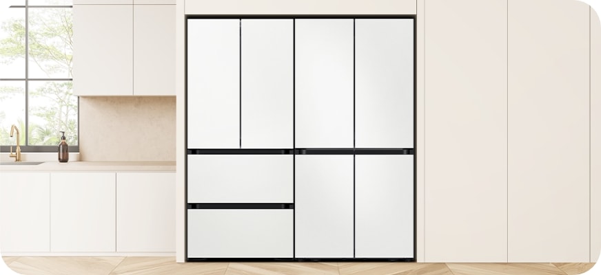 코타화이트 패널이 부착된 Bespoke 4도어 키친핏 냉장고와 코타 화이트 패널이 부착된 4도어 Bespoke 김치플러스 키친핏 조합이 냉장고장에 놓여져 있습니다.