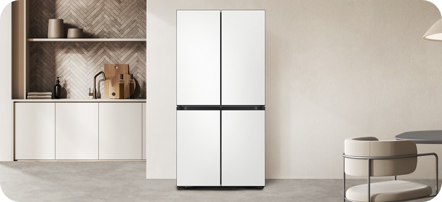 코타화이트 패널이 부착된 Bespoke 4도어 프리스탠딩 냉장고가 베이지톤 주방에 놓여져 있습니다.