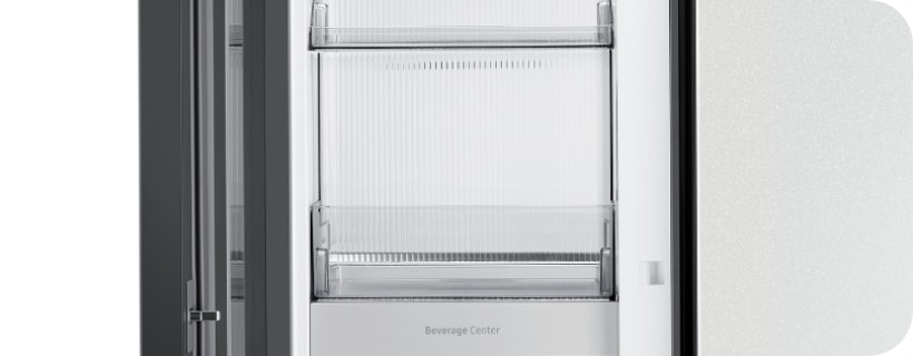 베버리지 존 기능을 지원하는 Bespoke 4도어 대표모델의 좌측 상칸 쇼케이스 부분이 열린 채로 확대되어 보여집니다.