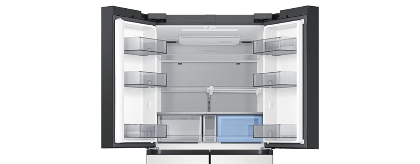 멀티팬트리가 있는 Bespoke 4도어 냉장고 대표 모델의 상칸 부분이 확대되어 도어가 열린 채로 보여집니다. 밑에서 첫번째 선반 우측 하단에 위치한 멀티팬트리가 강조되어 있으며, 그 아래에는 멀티팬트리에서 온도 설정이 가능한 육류/생선, 과일/채소, 김치 표준 모드가 아이콘과 함께 표현되어 있습니다.
