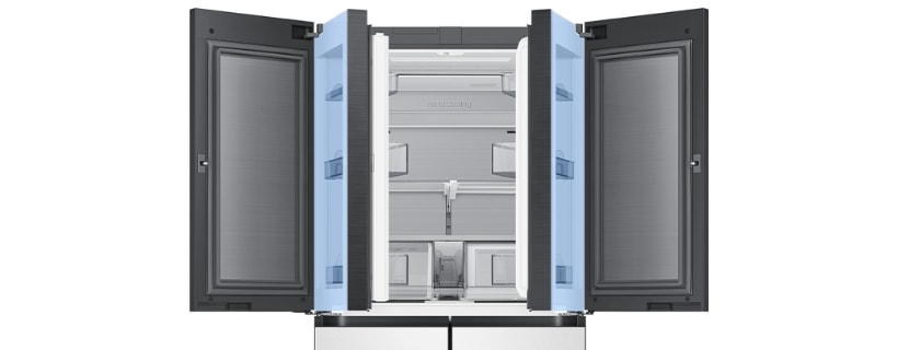 듀얼푸드쇼케이스가 있는 Bespoke 4도어 냉장고 대표 모델의 상칸 부분이 확대되어 양쪽 푸드쇼케이스가 모두 열린 채로 보여집니다. 도어 겉면에 위치한 푸드 쇼케이스가 강조되어 있으며, 그 아래에는 듀얼 혹은 싱글 푸드쇼케이스 모델이 있다는 의미이 아이콘이 함께 표현도어 있습니다.