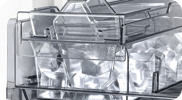 냉동실 선반에 위치한 빅 아이스메이커에 큐브 아이스가 담겨 있는 모습이 확대되어 보여집니다.