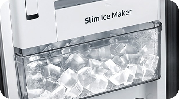 냉동실 도어에 장착되어 있는 슬림 아이스메이커에 큐브 아이스가 담겨 있는 모습이 확대되어 보여집니다.