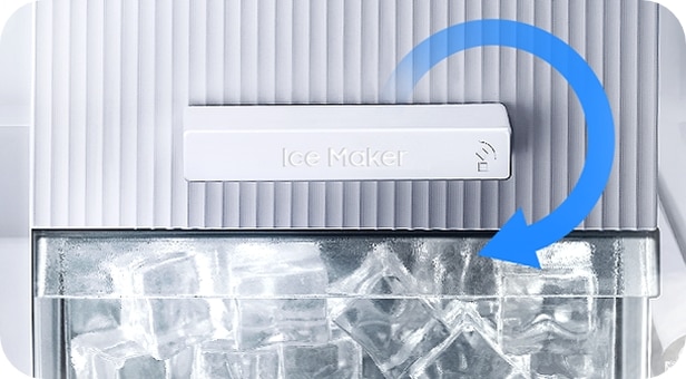 손잡이 부분에 오른쪽으로 돌아가는 방향의 화살표가 표시되어 있으며, 트위스트 아이스메이커에 큐브 아이스가 담겨 있는 모습이 확대되어 보여집니다.