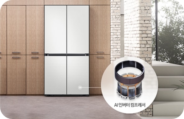 우드톤의 냉장고장에 코타 화이트 컬러 Bespoke 4도어 키친핏 냉장고가 설치되어 있습니다. 냉장고 우측 하단에 선으로 이어진 원 안에 AI 인버터 컴프레서 부품 3D 이미지가 연출되어 있습니다.