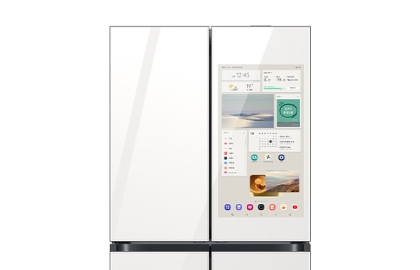 Bespoke AI 패밀리허브 4도어 제품의 상칸이 확대되어 보여지며, 상칸 우측에는 패밀리허브 앱 화면이 보여집니다.