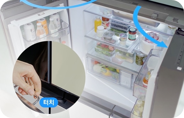 Bespoke 4도어 상칸 도어 부분을 터치하는 모습과 함께 냉장고 상칸 부분이 열려 있는 모습이 보여집니다.