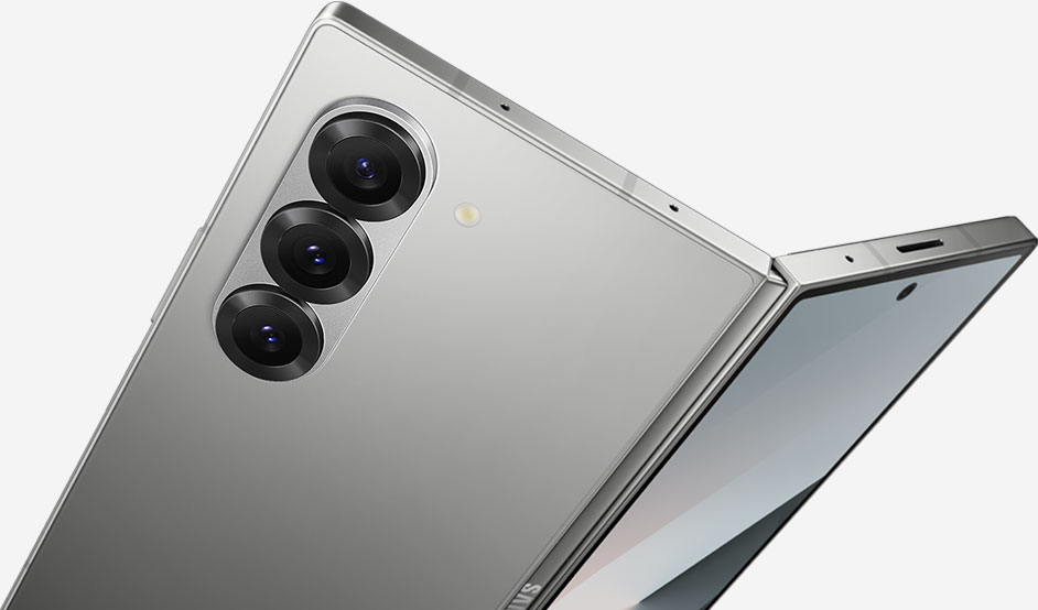 „Galaxy Fold6“ yra šiek tiek išskleistas ir matomas įstrižu kampu.