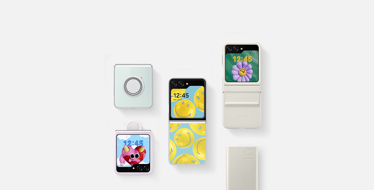 Izklāti Galaxy Flip5 aksesuāri: akumulatoru bloks, Galaxy Flip5 ar uzliktu caurspīdīgu ierīces vāciņu, Galaxy Flip5 ar uzliktu Silikona vāciņu ar gredzenu Lavandas krāsā, Galaxy Flip5 ar uzliktu atveramu, videi draudzīgu ādas vāciņu krēmkrāsā un Galaxy Flip5 ar uzliktu Flipsuit vāciņu ar uzliktu smaidīgas sejiņas karti.