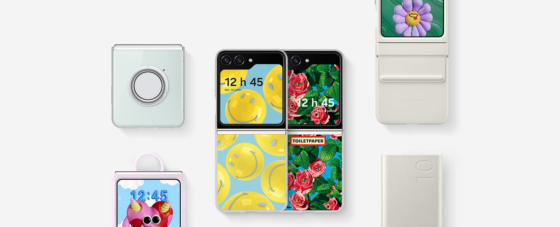 Photo à plat d’accessoires pour le Galaxy Z Flip5 : une batterie externe, un Galaxy Z Flip5 avec l’étui gadget transparent installé, un Galaxy Z Flip5 avec la coque en silicone avec anneau Lavande installée, un Galaxy Z Flip5 avec l’étui à rabat en éco-cuir Crème installé et deux Galaxy Z Flip5 avec des étuis Flipsuit installés. L’un est équipé d’une carte avec un émoji de visage souriant et l’autre d’une carte de collaboration de la marque « Toiletpaper ».